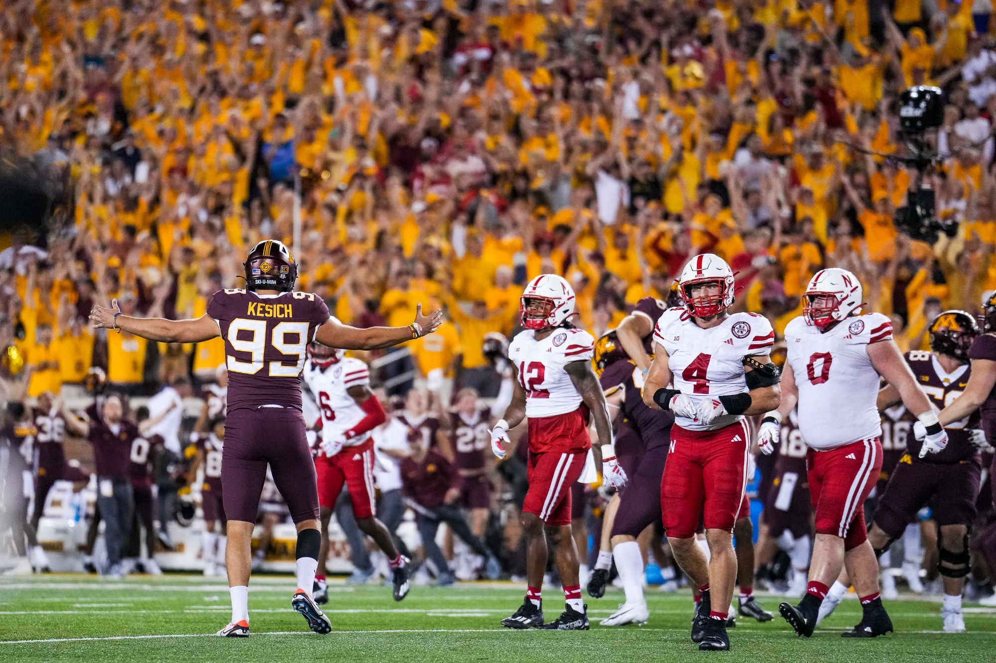 Two Gopher football players win Big Ten honors